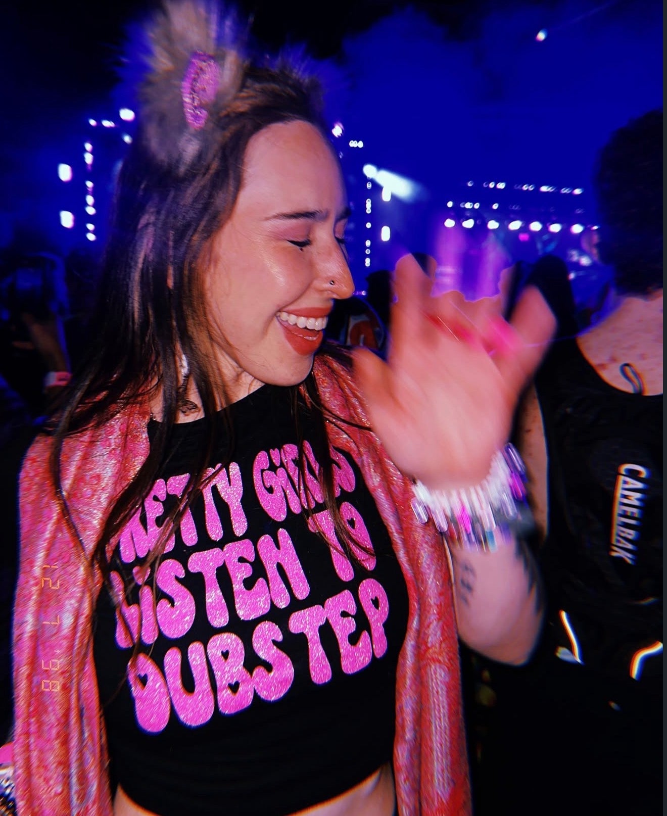 pretty girls listen to dubstep croptops
