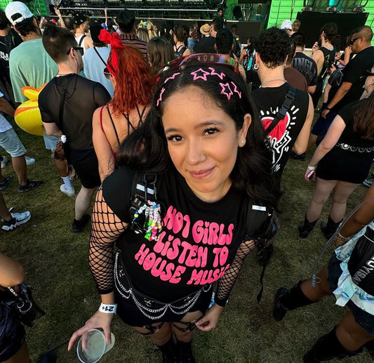 hot girls listen to house music croptops