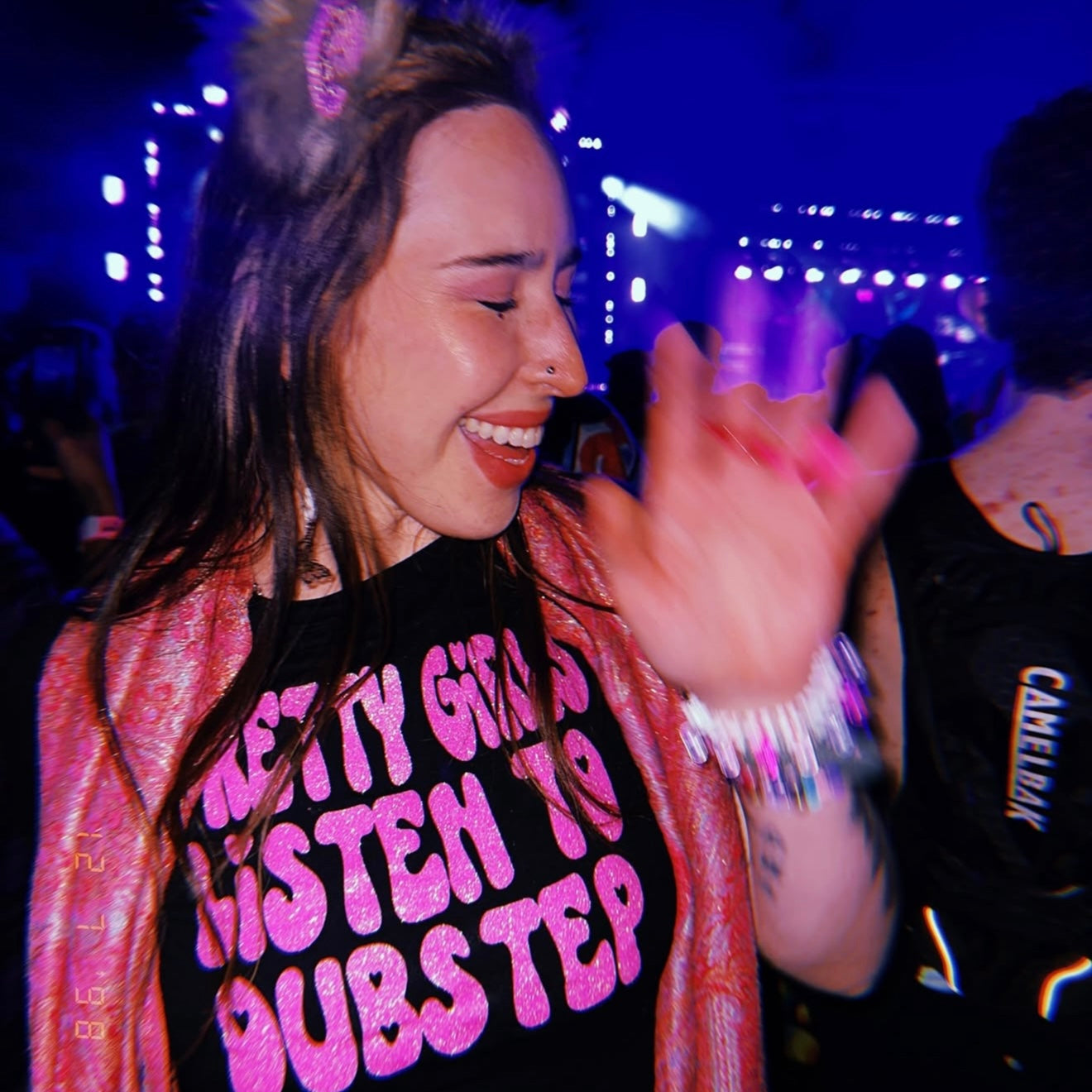 pretty girls listen to dubtep croptops